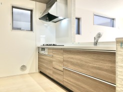 温もりある木目調の扉と、洗練された空間の調和