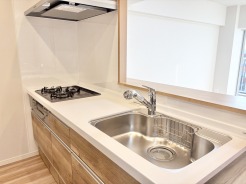 料理をしながらでも、ご家族との会話を楽しめる対面キッチン。