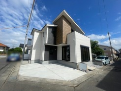 南角地により、日当たりに恵まれた新築戸建です。