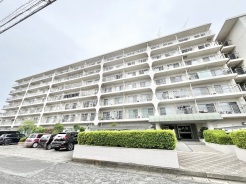 端正なシルエットが街並みに静かに溶け込み、日々の暮らしに安らぎと落ち着きをもたらす佇まいです。