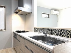 料理をしながらでも、ご家族との会話を楽しめる対面キッチン。