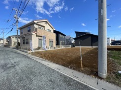 青い空に映える、整然とした街並みが広がります