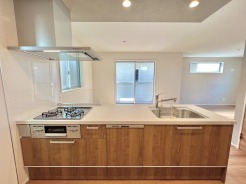 リビングで遊ぶお子様を見守りながらお料理ができる、対面キッチン。