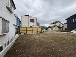 落ち着いた住宅街に位置する、自由なプランニングが叶うゆとりある空間です。