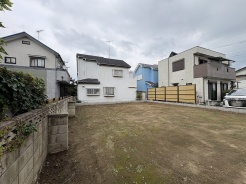 周辺環境と調和する穏やかな街並みに位置し、理想の住まいを叶えるための可能性を秘めた広々とした区画です。