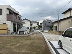 穏やかな住宅地が広がり、日々の暮らしに静かな落ち着きを感じられる住環境です。