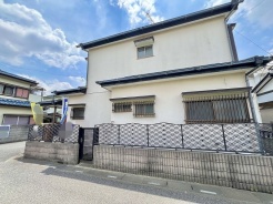 閑静な住宅街に佇む、落ち着いた佇まいと穏やかな時間が流れる住環境です。
