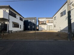 澄み渡る空の下、静かに広がる穏やかな空間