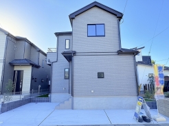 人気のグレーの外壁が印象的なA号棟です。