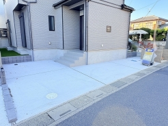 縦+横置きで2台駐車可能です。