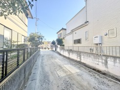 澄んだ空の下、心地よい風が通り抜ける道。