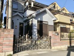 住民の方が主に利用する交通量少なめの道路に面してます。