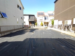 青空の下、穏やかな時間が流れる邸宅。