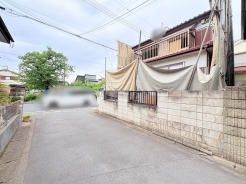 落ち着いた住宅街の雰囲気が漂い、日々の暮らしに穏やかな安らぎを感じさせる佇まいです。
