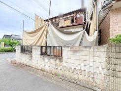 周辺環境と調和しながら、落ち着いた佇まいを見せる外観の様子です。