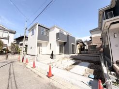 モダンな外観と穏やかな街並みが調和する住まい