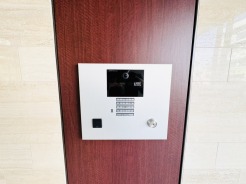 落ち着いた雰囲気のエントランス。オートロック式で防犯面にも配慮がなされ、宅配ボックスも備わっています。