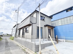 澄んだ空の下、整然とした佇まいが心地よい住まい。