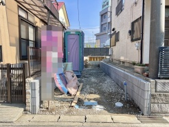 マイカースペースを1台分確保。現地で車幅と共にご確認ください。