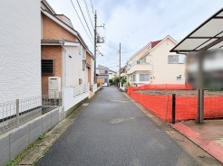 閑静な住宅街に位置し、日々の生活が穏やかに流れる落ち着いた住環境が広がっています。