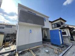 青空と白い壁が印象的な、これから始まる暮らしへの期待感が高まる住まい