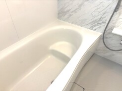 洗練された石目調の意匠が心地よい、心身を解きほぐす穏やかな寛ぎの空間です。