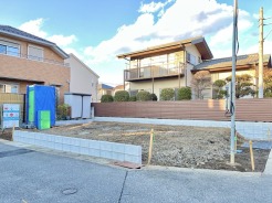 青い空が広がる、整然とした住宅地の一画。