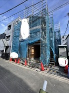 建設途中の建物から、未来への期待感が広がる。