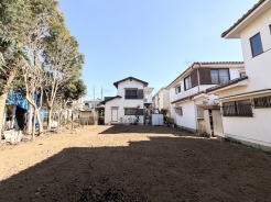 広々とした空間に、心地よい風が吹き抜ける邸宅