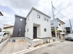 洗練されたモノトーンの配色が際立つ、街並みに調和するスマートな佇まいの住まい。