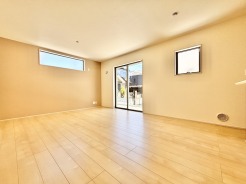 柔らかな色合いが心地よい調和を生み出し、ゆったりとした時間が流れる穏やかな空間です。