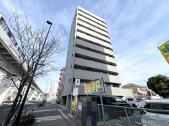 青空の下、都会にそびえる洗練された住まい