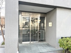 洗練されたタイル張りの外観が、穏やかな日常を演出します。