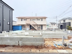 南側隣地はアパートの駐車スペースになっているので、日当たり良好です。