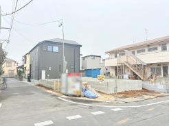 越谷駅徒歩18分の新築戸建、スーパーや小学校、クリニックなどが近くに充実している立地が魅力です。