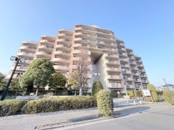 緑豊かな木々に囲まれ、穏やかな暮らしを育む住まい。