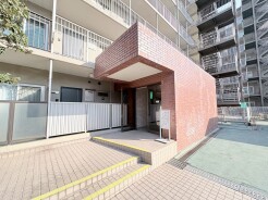 レンガ調のエントランスが印象的な、落ち着きのある佇まい。