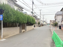 西側前面道路は広く、交通量は少ないです。