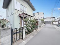 緑豊かな植栽に囲まれた、静かで落ち着いた住まい。