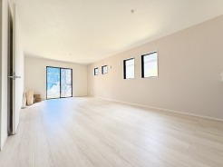 清潔感のある淡い色合いで統一された、広々として心穏やかに過ごせるゆとりある空間です。
