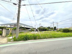 周囲に広がりを感じる落ち着いた環境で、自分らしい暮らしの設計を自由に描くことのできる敷地です。