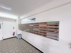 整然と並んだ郵便受けは、安心感と秩序ある暮らしを予感させます。