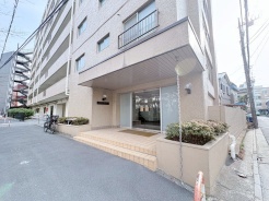 落ち着いた佇まいのエントランスが、日々の暮らしを優しく包み込みます。