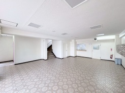 広々とした空間に、規則的な床模様が調和する落ち着いた佇まい