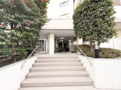 緑豊かなエントランスで、穏やかな日常の始まりを迎える。