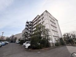 建物と緑が調和する、静かで落ち着いた暮らし。