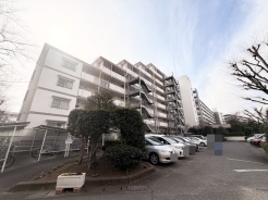 空に広がる青と、静かに佇む街並み