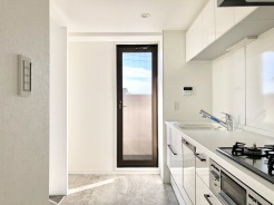 キッチンからバルコニーへ出入りできます。