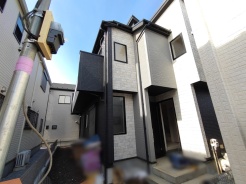 モダンな外観に、爽やかな青空が映える住まい