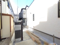 モダンな住まい、開放感と洗練された空間が広がる